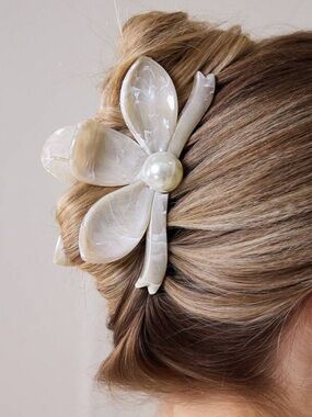 Trending! Marbled Flower Pearl Claw Clip